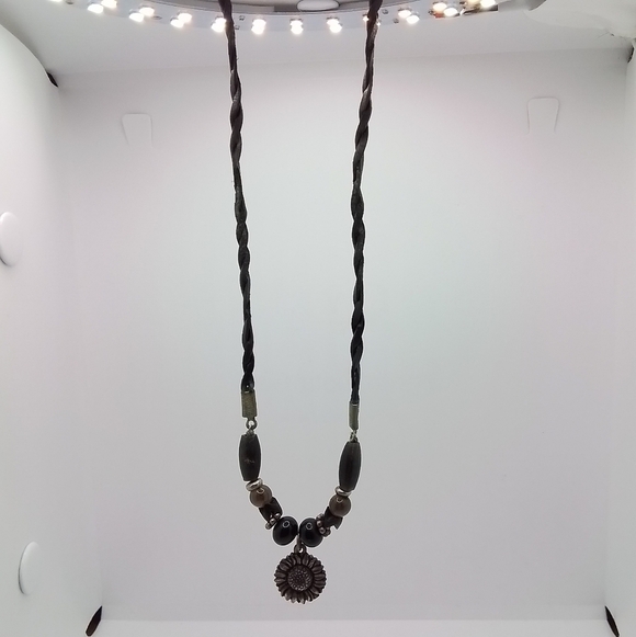 BEADED SUN FLOWER PENDENT NECKLACE - Picture 5 of 7